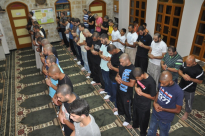 بالفيديو والصور: شعائر صلاتي العشاء والتراويح من مسجد البحر في يافا